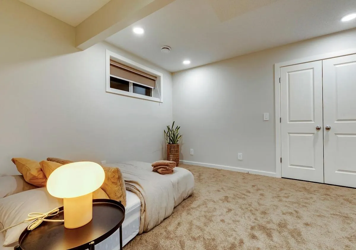 Semesterbostad Neutral Living 6Beds 4Bedrooms And Bonus Room Free Parking YYC Kanada