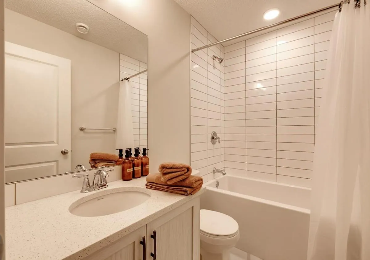 Neutral Living 6Beds 4Bedrooms And Bonus Room Free Parking YYC