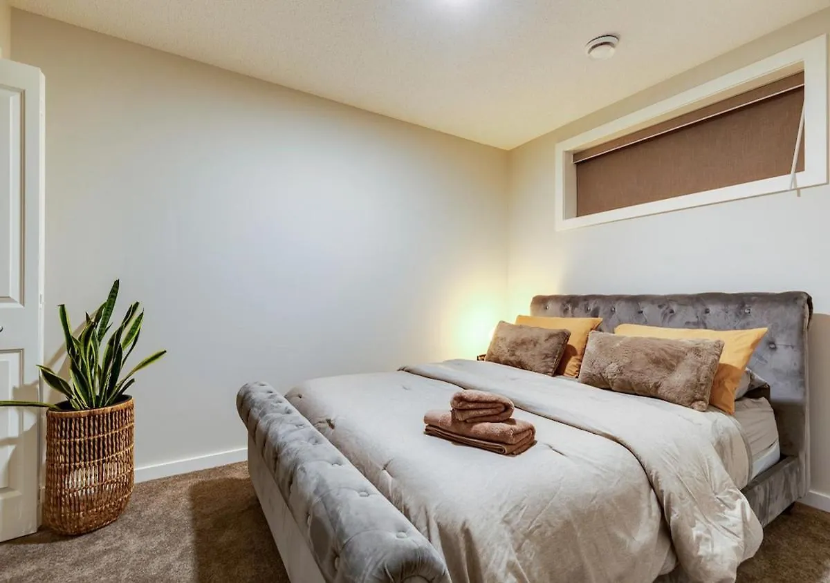Neutral Living 6Beds 4Bedrooms And Bonus Room Free Parking YYC