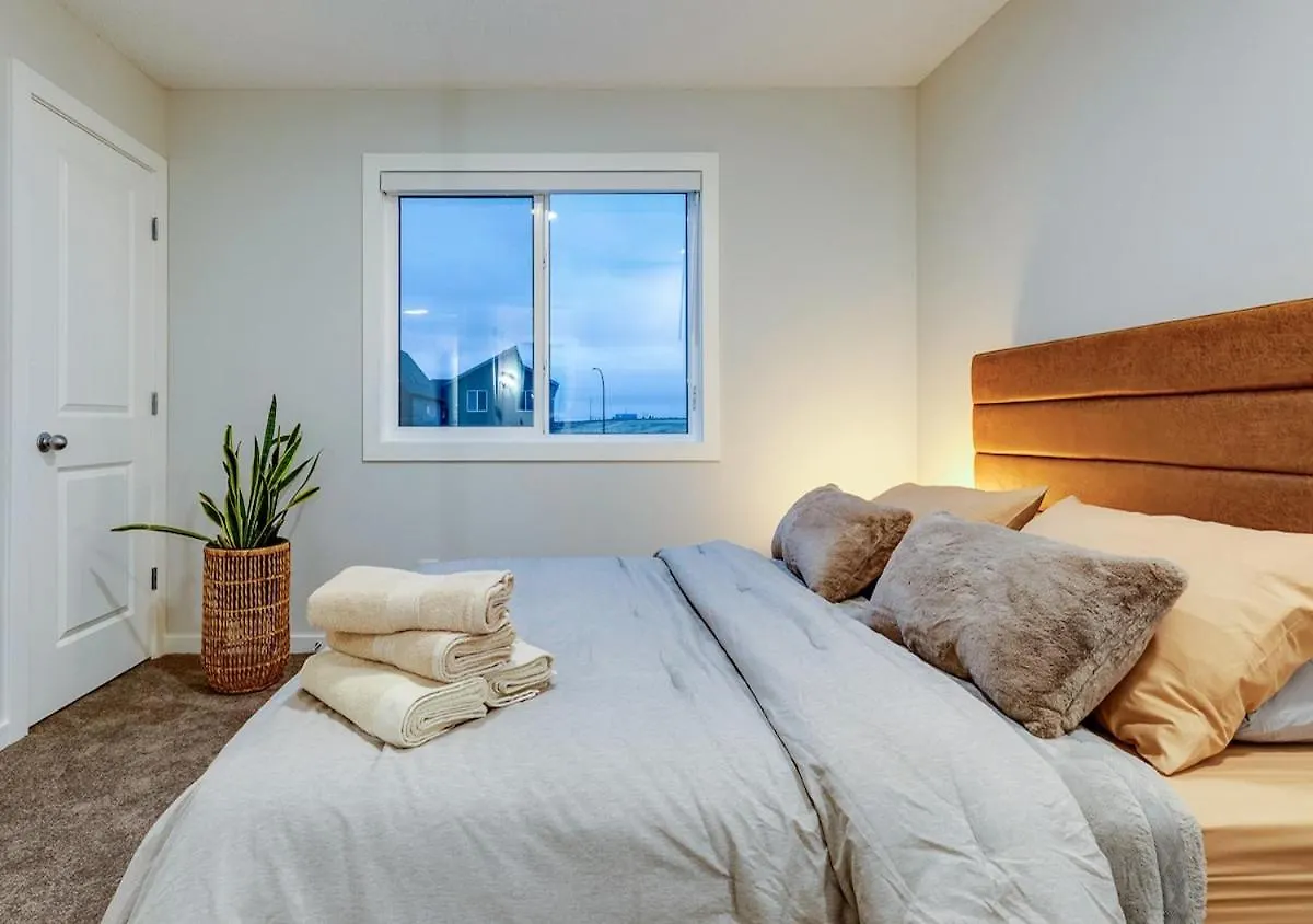 Neutral Living 6Beds 4Bedrooms And Bonus Room Free Parking YYC Semesterbostad