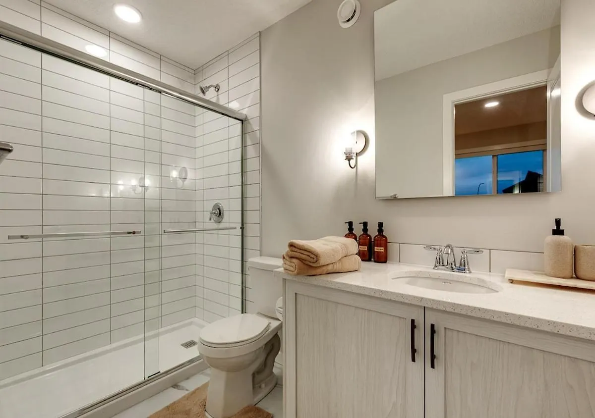 Neutral Living 6Beds 4Bedrooms And Bonus Room Free Parking YYC 0*,