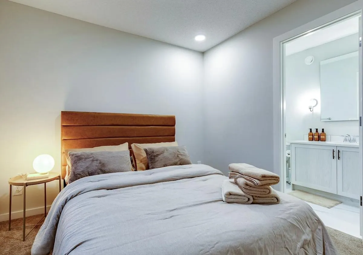 Neutral Living 6Beds 4Bedrooms And Bonus Room Free Parking YYC Canadá