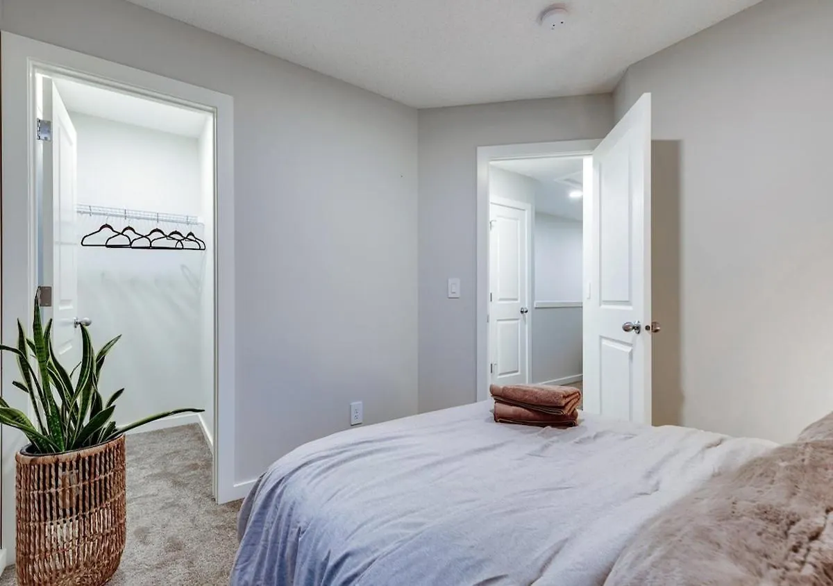Neutral Living 6Beds 4Bedrooms And Bonus Room Free Parking YYC 0*,  Canadá