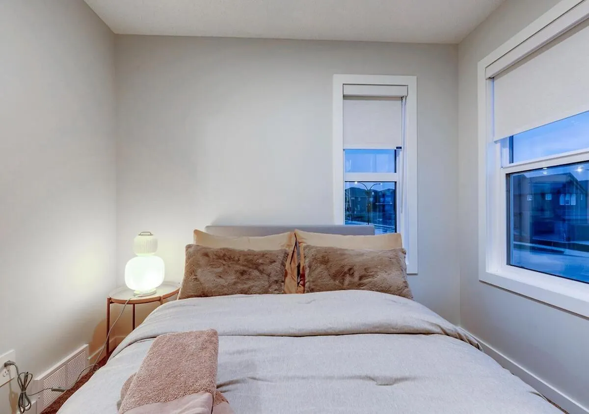 Neutral Living 6Beds 4Bedrooms And Bonus Room Free Parking YYC 0*,  Canadá