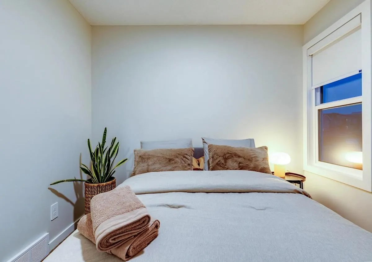 Neutral Living 6Beds 4Bedrooms And Bonus Room Free Parking YYC