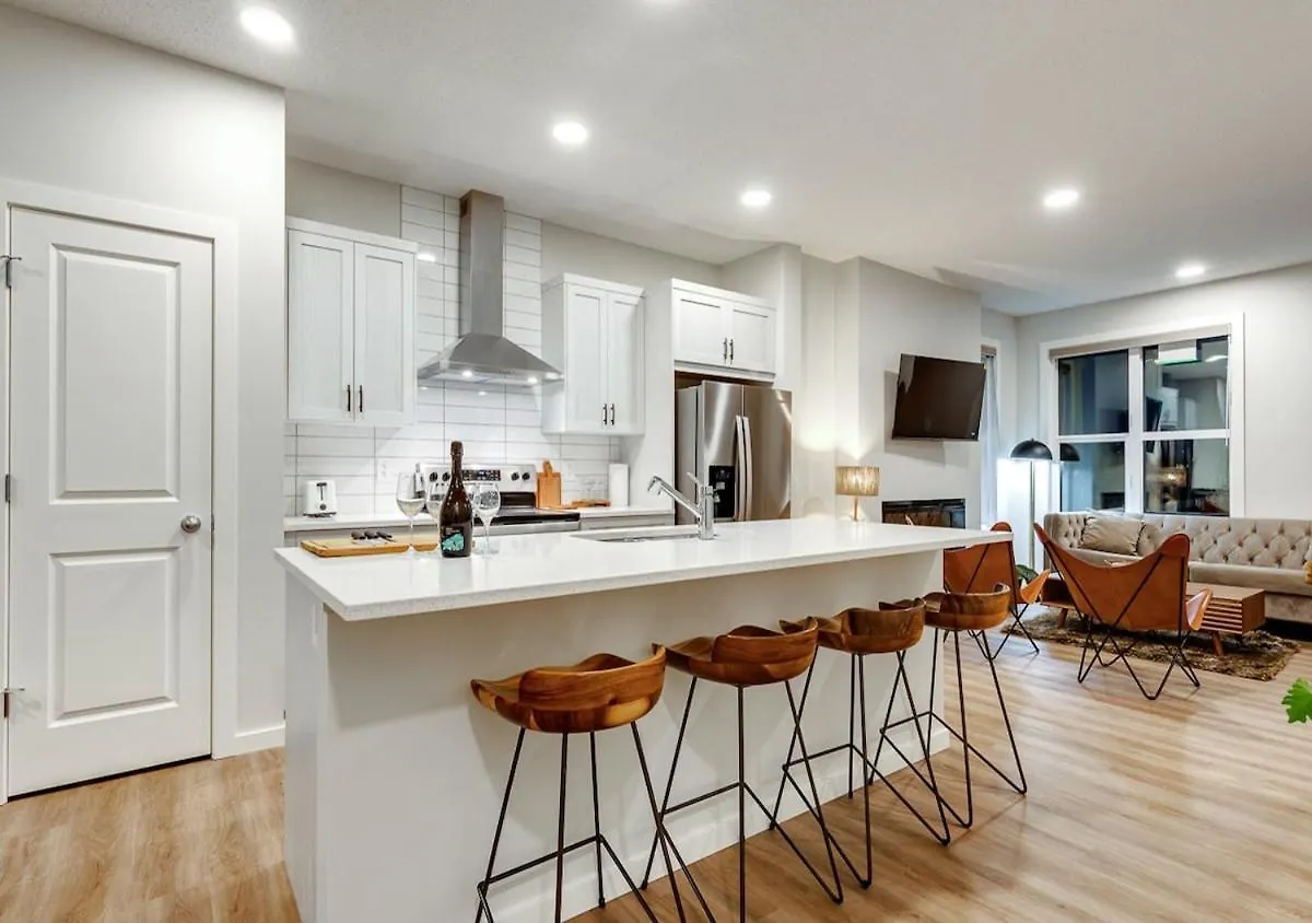 Neutral Living 6Beds 4Bedrooms And Bonus Room Free Parking YYC 0*,