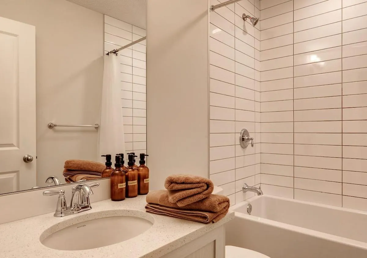 Neutral Living 6Beds 4Bedrooms And Bonus Room Free Parking YYC
