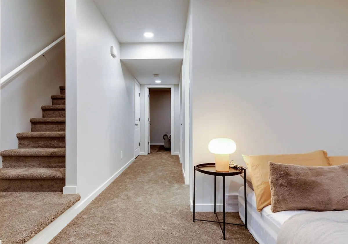 Neutral Living 6Beds 4Bedrooms And Bonus Room Free Parking YYC 0*,