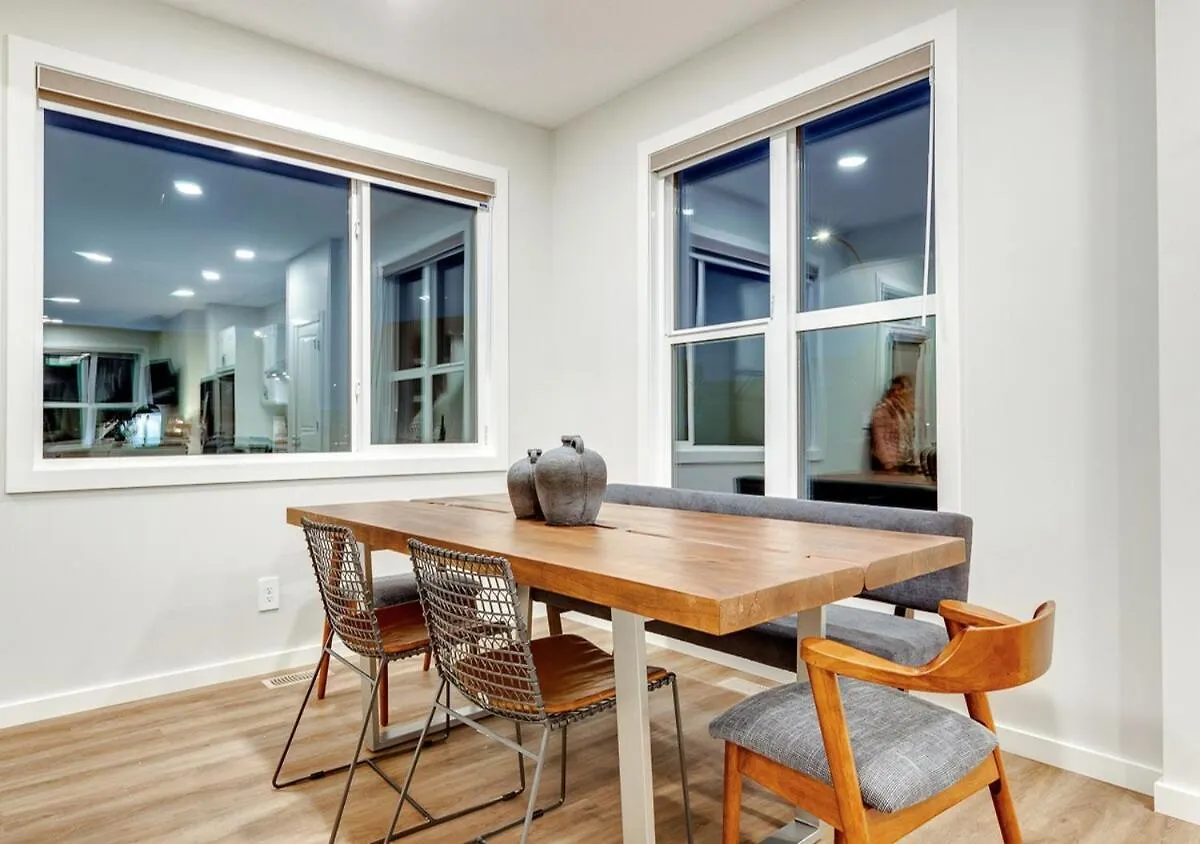 Neutral Living 6Beds 4Bedrooms And Bonus Room Free Parking YYC Casa de Férias